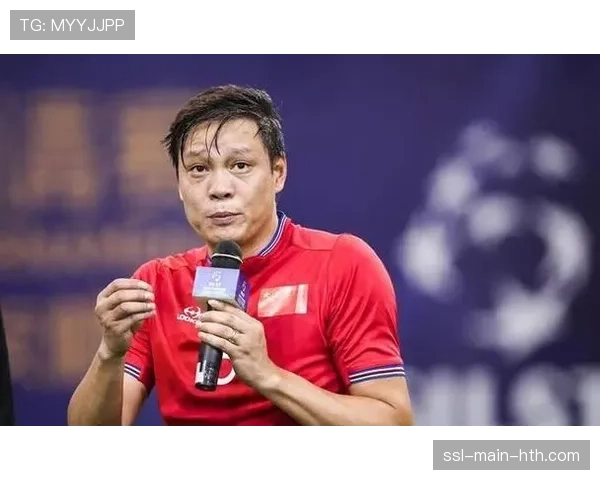 暖心一幕：对手球员受伤，国米队医进场协助治疗